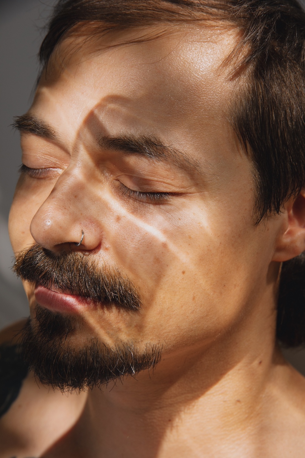 männliches Gesicht in der Sonne